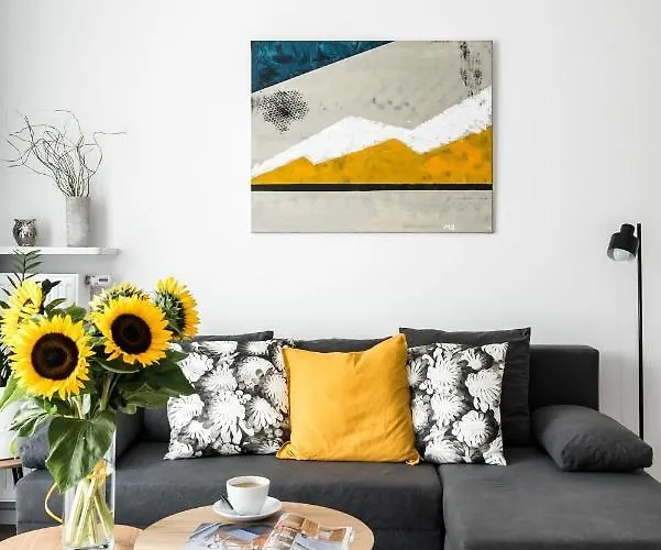 M&R Apartament Airport&Business Premium Komputerowa - Underground Garage - Free Wifi - Netflix - Self Check-In - 5 Min From Chopin Airport