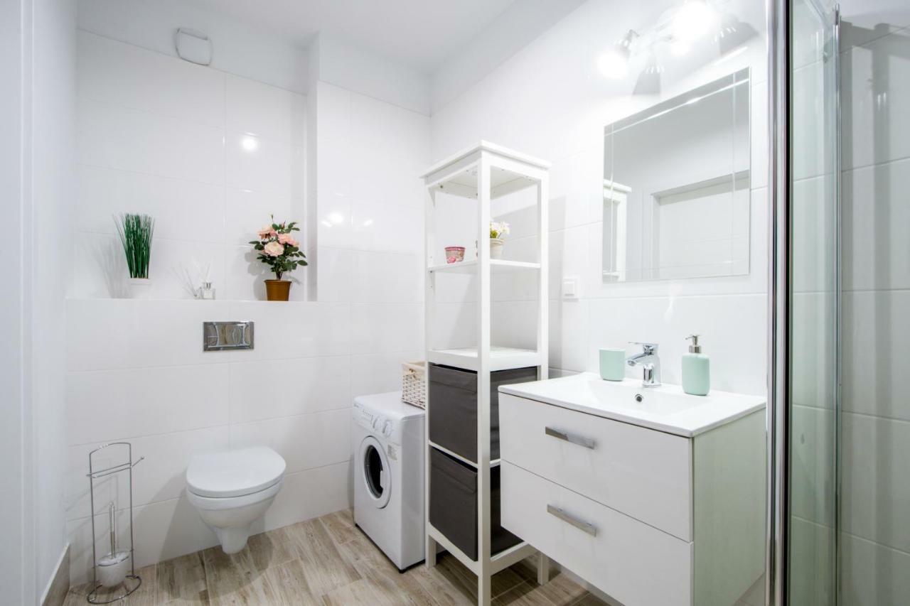 M&r Apartament: Premium Airport With Self Check-in Apartment