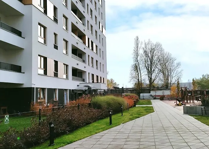 M&R Apartament Airport&Business Premium Komputerowa - Underground Garage - Free Wifi - Netflix - Self Check-In - 5 Min From Chopin Airport