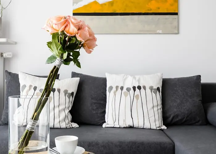 M&R Apartament Airport&Business Premium Komputerowa - Underground Garage - Free Wifi - Netflix - Self Check-In - 5 Min From Chopin Airport
